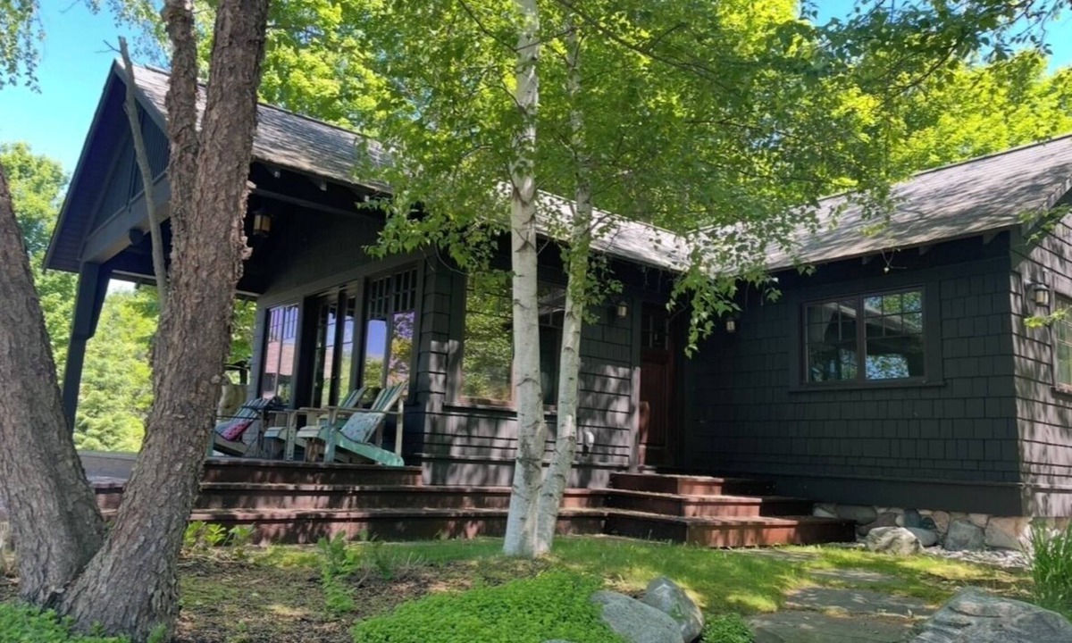 Central Lake House | Charming 2-bedroom Guest House with Gym and Torch Lake Access in Central Lake