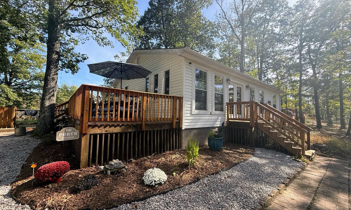 Berkeley Springs House | Charming 3-bd house/hot tub nestled in 2 private acres 6 min to Berkeley Springs
