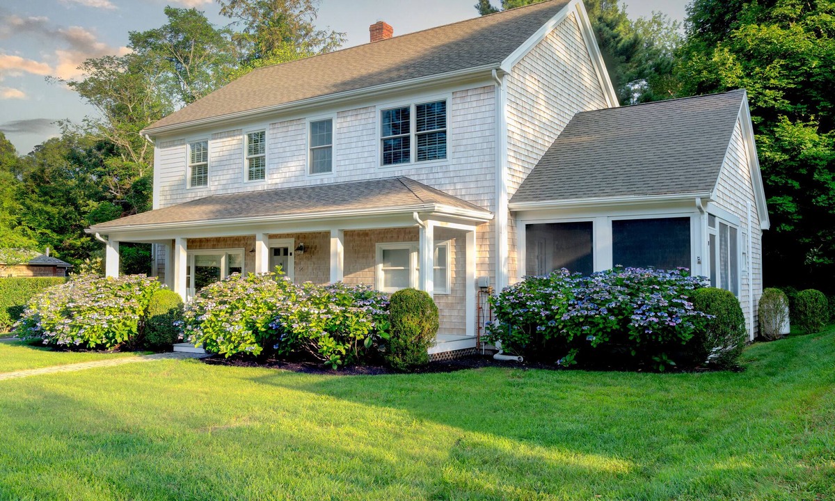 Tisbury House | Charming 4-bedroom home in marvelous Tisbury walking distance to shops and ferry