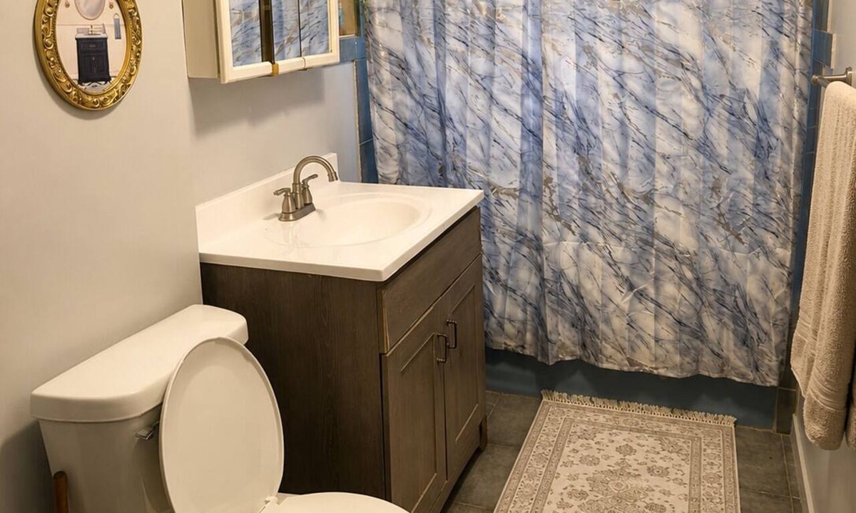 Harvey House | Charming Farmhouse Fully Furnished Near Chicago and Metra