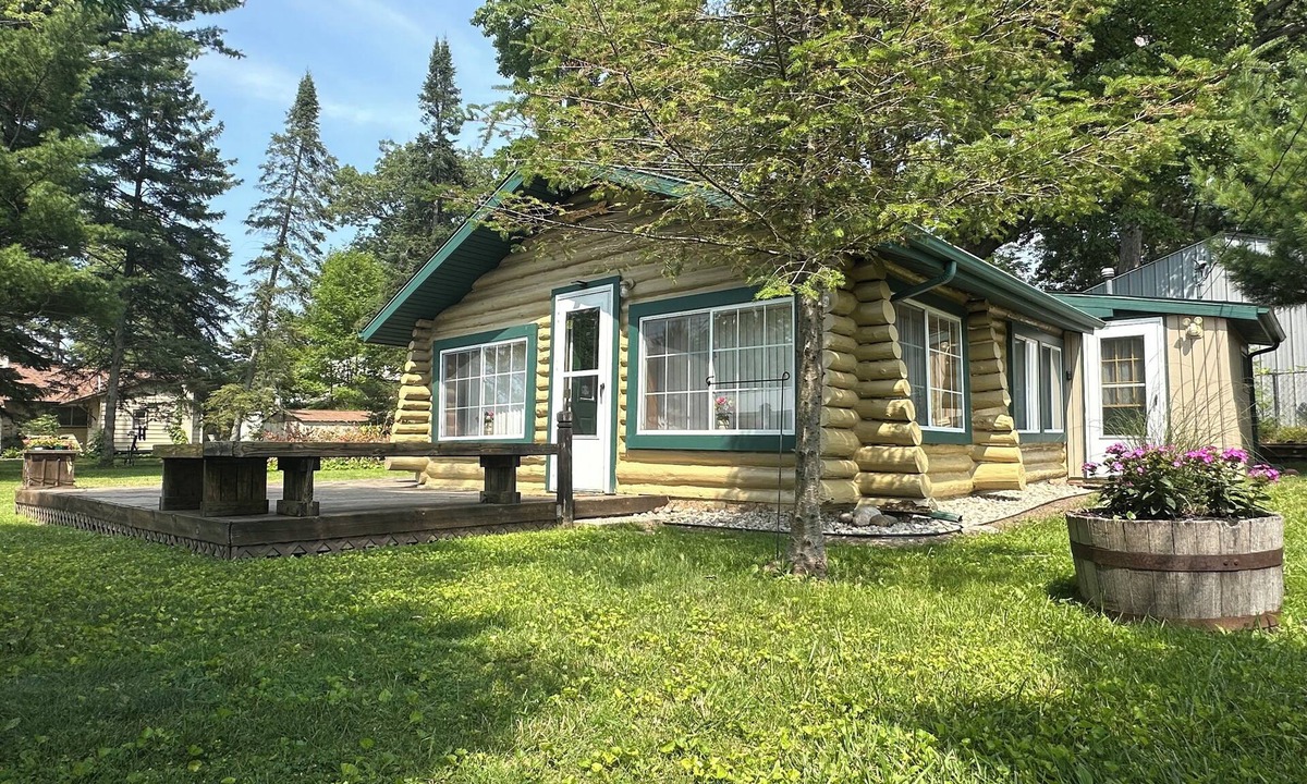 Prudenville Cabin | Charming little lake escape! Five-minute walk to the beach!