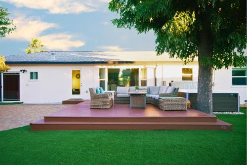San Tomas Villa | Cheerful 3BR Bar, Jacuzzi & Kids Treehouse