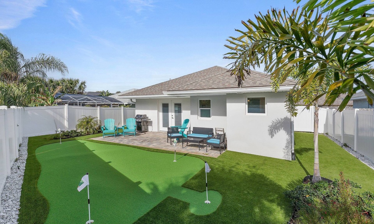 Ormond-by-the-Sea House | Chic Coastal Home w/Yard, Putting Green & Beach Gear