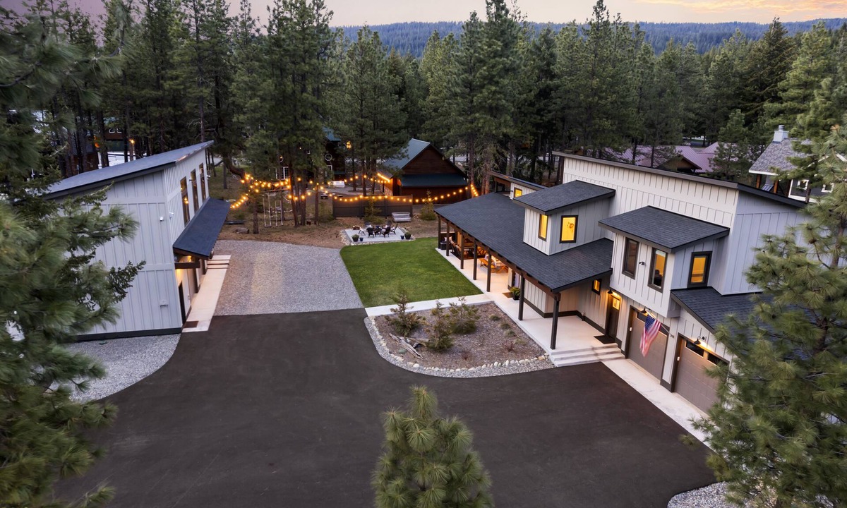 Ronald House | Cle Elums Best Vacation Home 4 Large Groups - 7BD/7BA + Slps 28