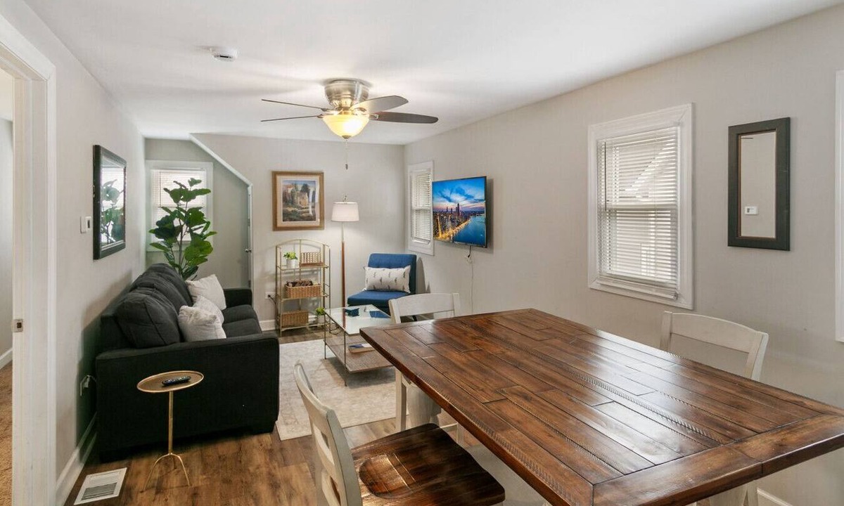 Libertyville Apartment | Clean & Modern Apt DT Libertyville near Naval Base