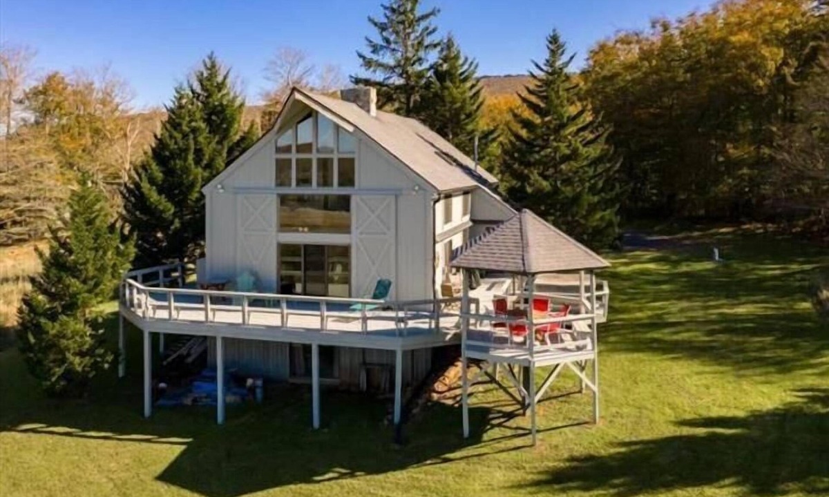 Old Timberline House | CM05-Sweeping Views! Private Pond, Hot tub!