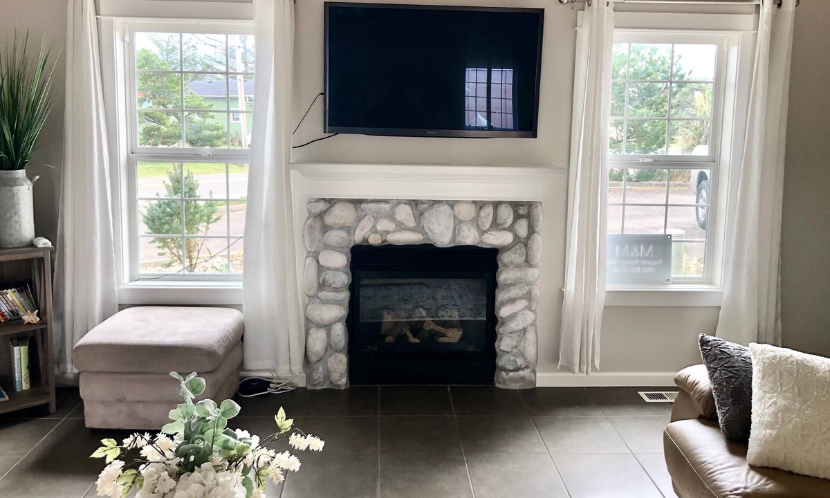 Four Sisters House | Coastal Getaway, 1 block from the beach Pet Friendly