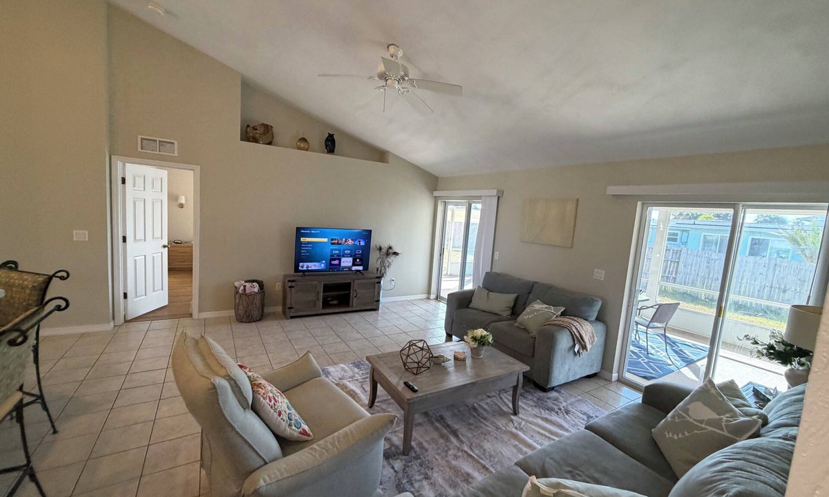 Ormond Beach House | Coastal getaway 3 bedroom- 2 min walk to beach