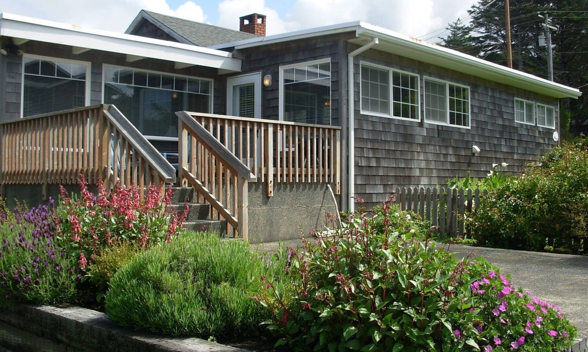 Tolovana Park House | Cottage Inn-Cozy Home away from home-Close to Beach-Coastal Escape