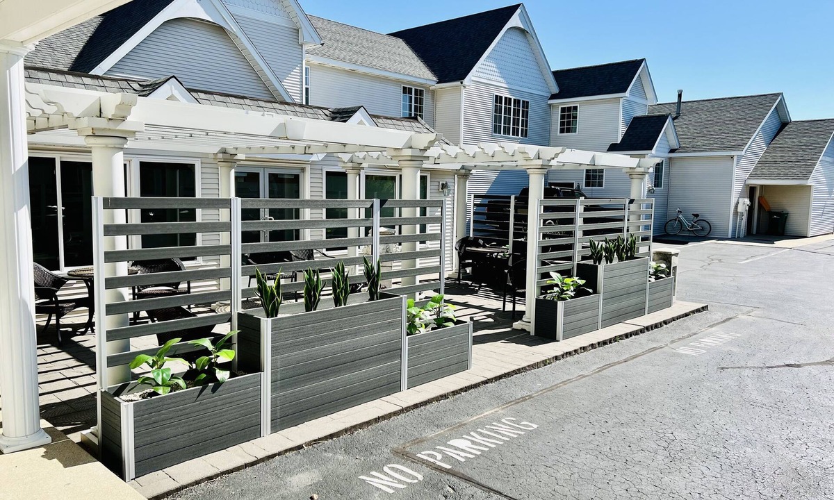 Mackinaw City Hotel | Court Plaza Inn & Suites