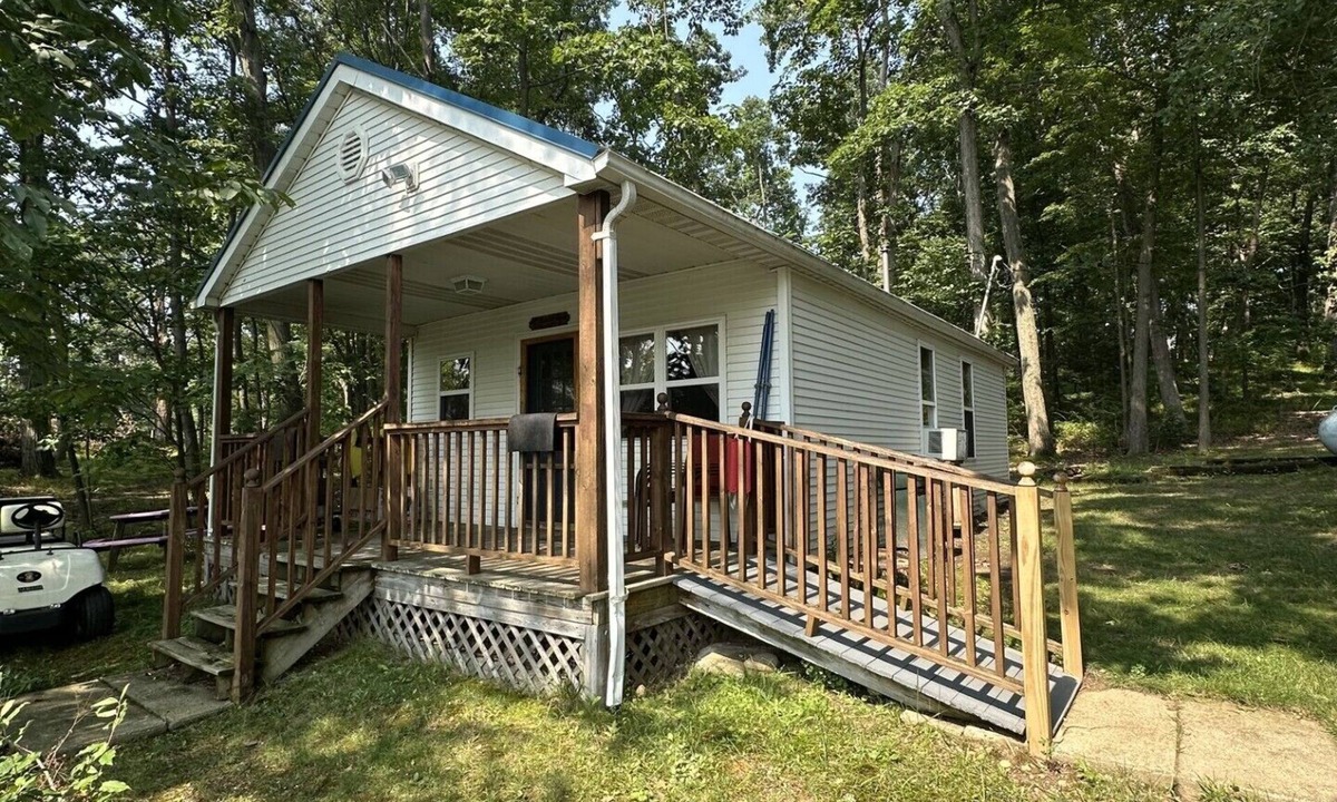 Jerome Cabin | Cozy 2-bedroom cabin on Goose Lake in beautiful Southern Michigan.