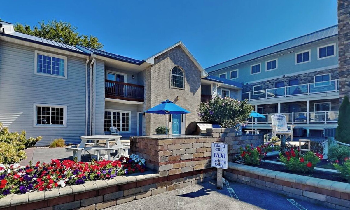 Put-in-Bay Condo | Cozy 2 BR Pool View Condo - C 1