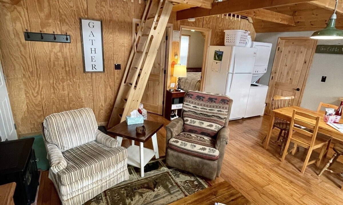 Thompsonville House | Cozy Cabin: Cute, Clean and 2 miles to Crystal Mtn. Resort!