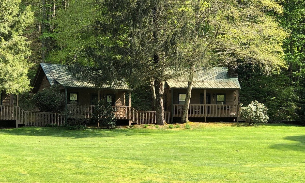 Rabun Gap Cabin | Cozy cabin located atop a hillside overlooking a beautiful lake