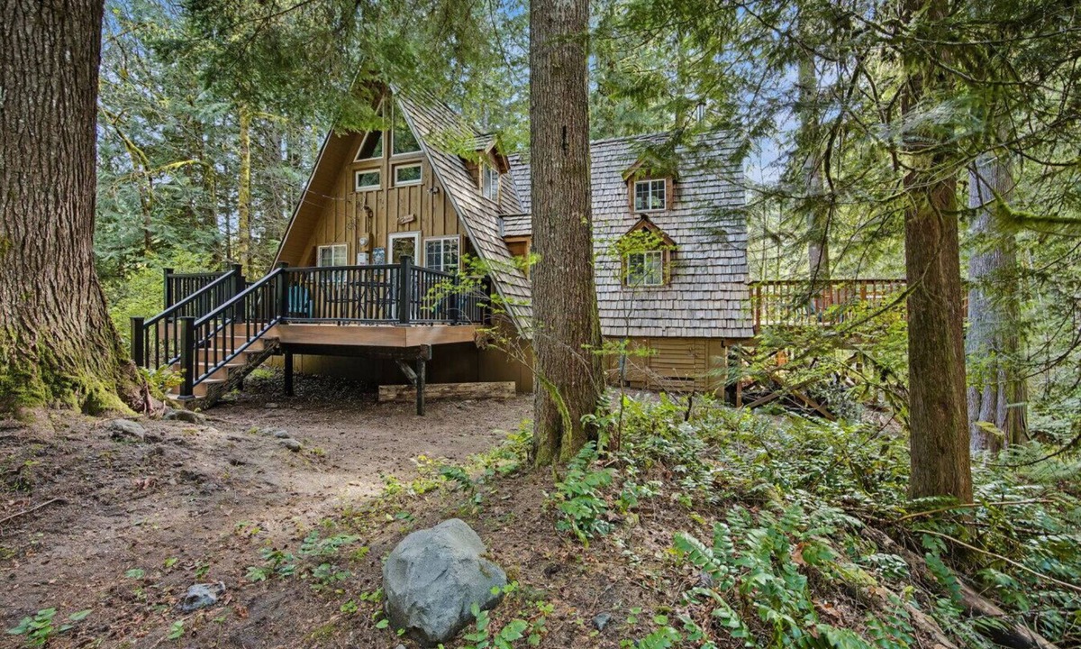Rhododendron Cabin | Cozy Creekside Cabin Near Mt Hood | 2 Baths Deck Fire Pit