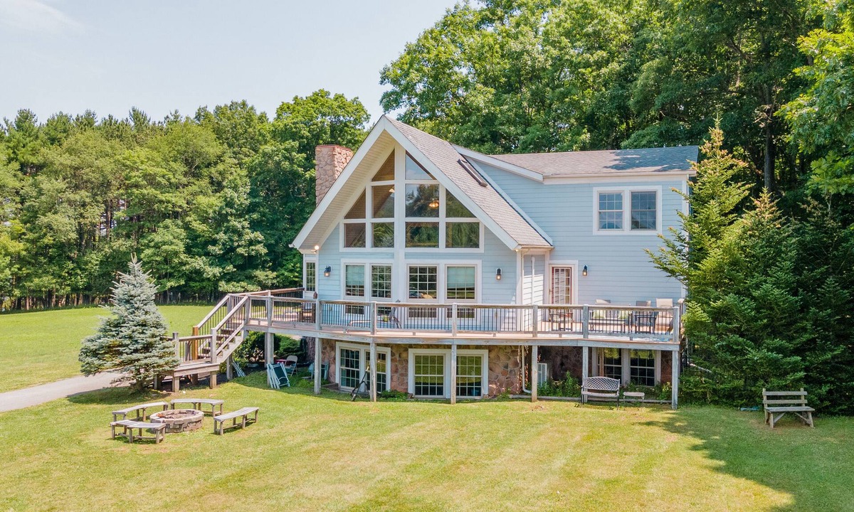 Swanton House | Cozy Dog Friendly Blue Home Near Lake w/Huge Yard