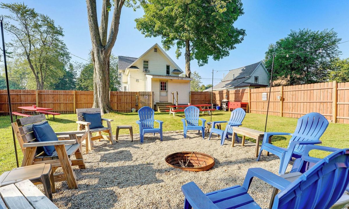 Hart House | Cozy Hart Getaway w/Fire Pit < 1 Mi to Lake!