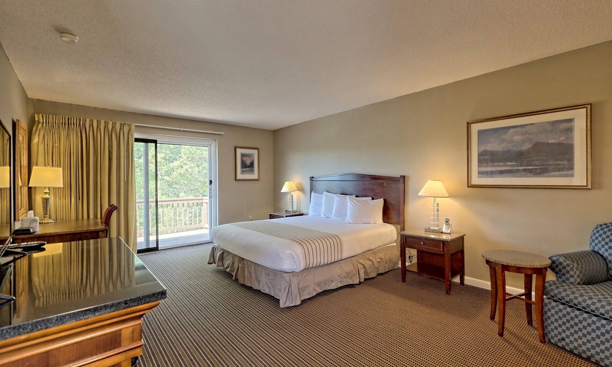 Clayton Hotel | Cozy King Room in Clayton with Mountain Views and Resort Access