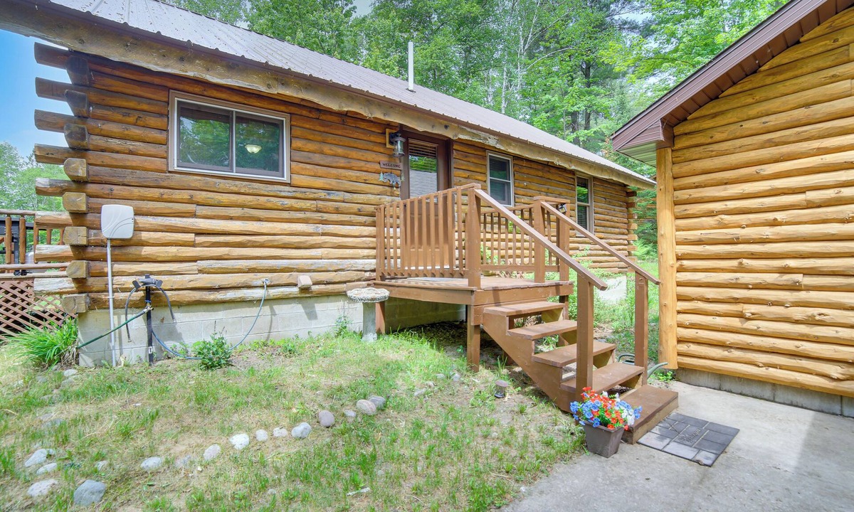 Steuben Cabin | Cozy Manistique Cabin w/Deck, Grill & Fire Pit!