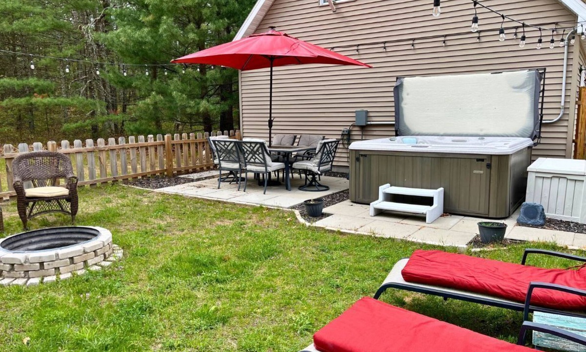 Pentwater Apartment | Cozy Pentwater Retreat with Hot Tub