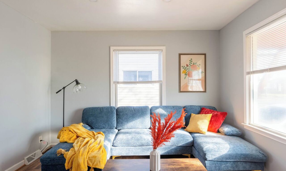 Inkster House | Cozy & Simple 2bd near DTW Airport w/Fast Wi-Fi
