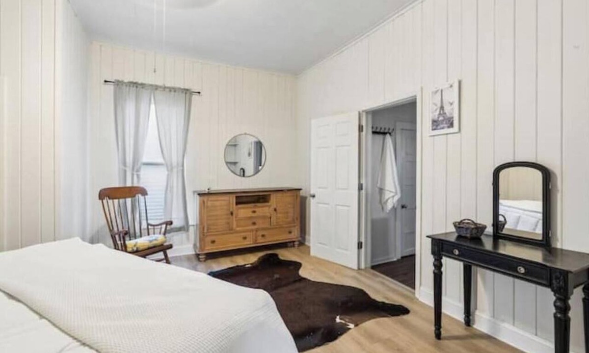 Leeds House | Creekside 3-bedroom house Near Buck-ee's