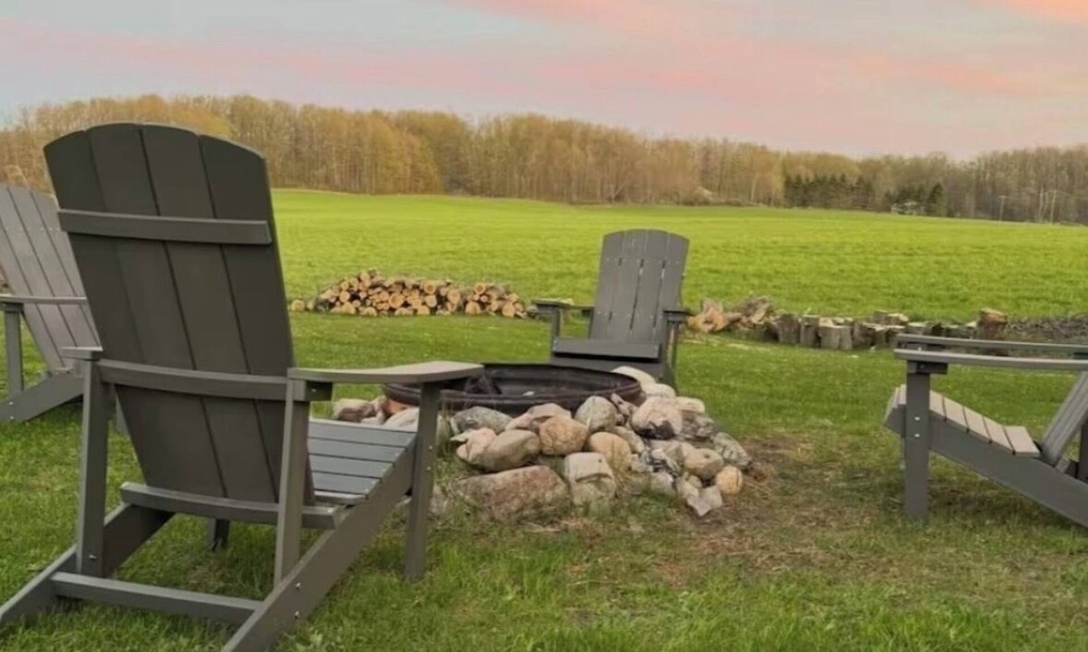 Petoskey House | Cute and Cozy farm house on 1 acre. Serene views. A Gem!