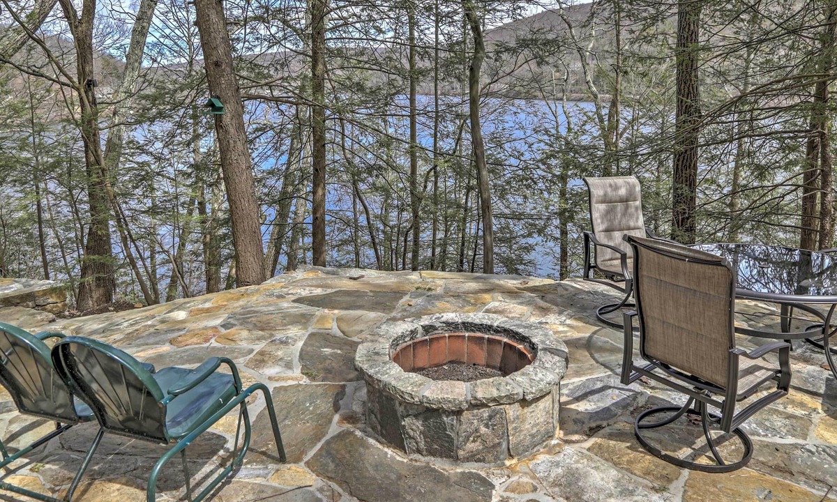 New Preston Cottage | Dainty New Preston Cottage w/Dock & Lake Views!