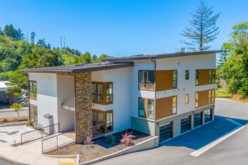 Gold Beach Apartment | Dog-friendly home near the ocean with fireplaces grill balcony & deck