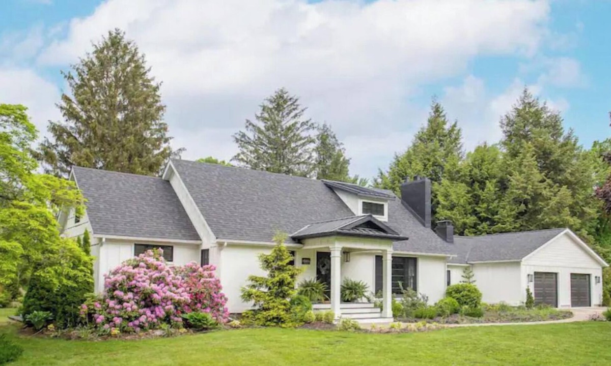 Saugatuck House | Dogwood Creek-Cozy in-town cottage with incredible deck, gardens, pool, sauna