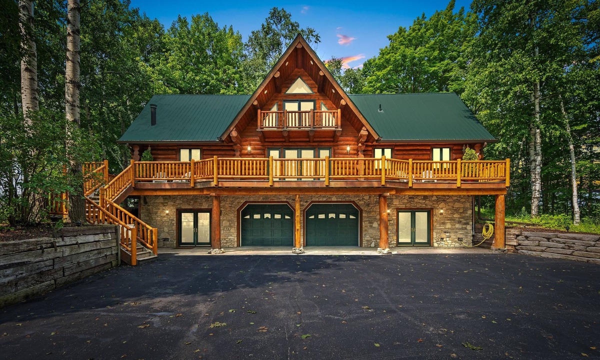 Egg Harbor Cabin | Door County Log Cabin on 5 Private Acres Barn Bar, Fire Pit & EV Charger