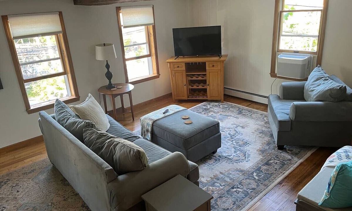Amesbury Apartment | Dtwn Amesbury! 15 mins to beach!