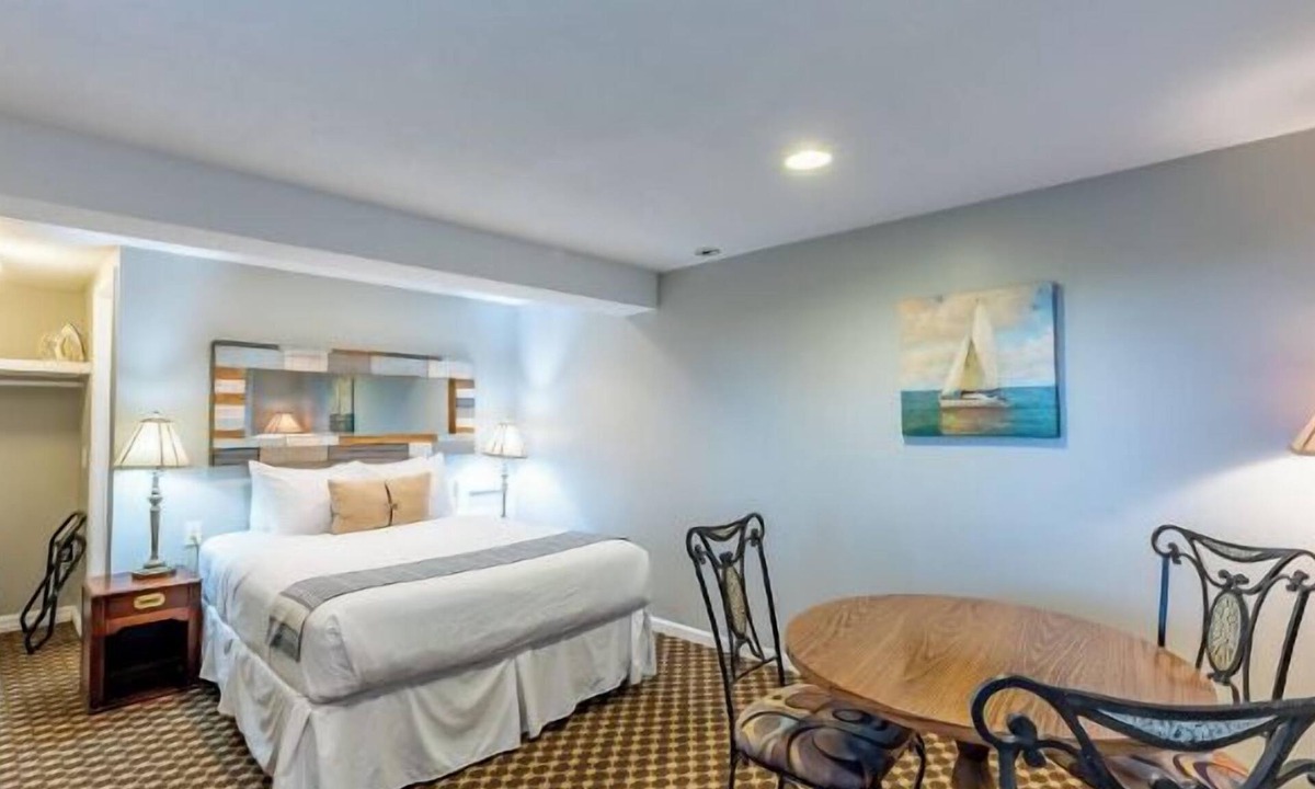Whitehall Resort | Economical, well-appointed queen room.