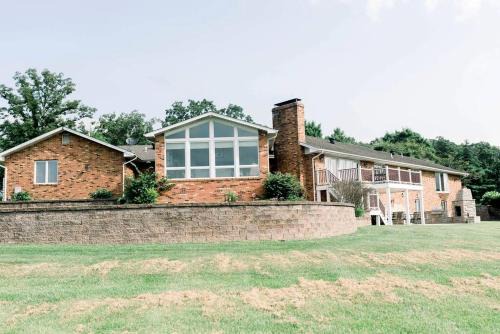 Owensville House | Elegant Glamping Vacation Rental in Missouri - Tranquil Getaway Suitable for 10 People near Owensville