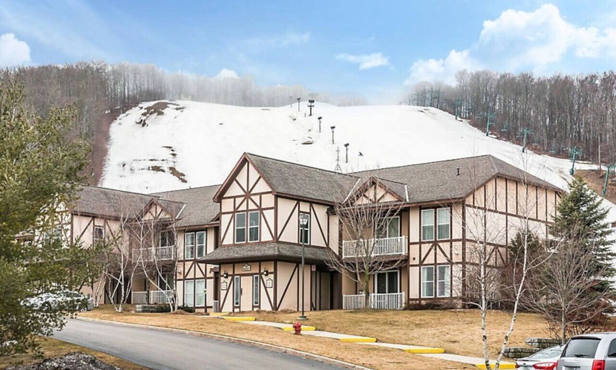 Boyne City Condo | Enjoy the family for ski adventures in 2BD condo with resort amenities