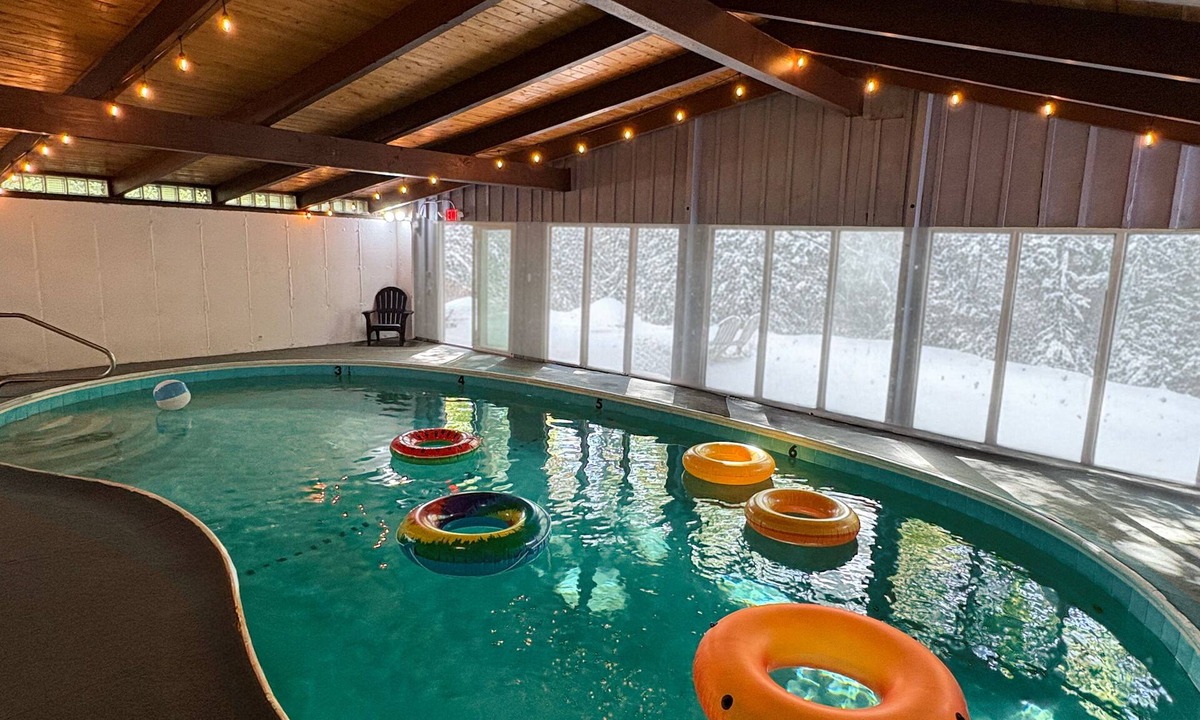 North Conway House | Expansive lodge| 9 Br | Indoor Pool | Sauna | Game Room | 3 Bath