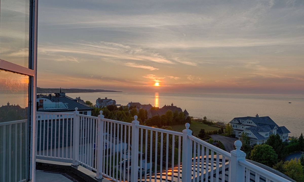 Bay Harbor Condo | Experience luxury at The Pinnacle 510 in Bay Harbor, featuring 2 King beds and stunning lake views.
