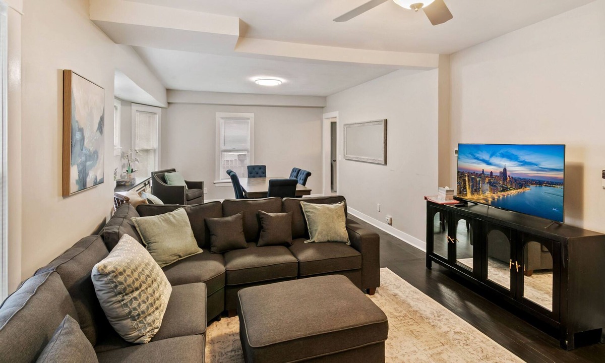 Libertyville House | Experience Modern Living & Short Walk to Downtown