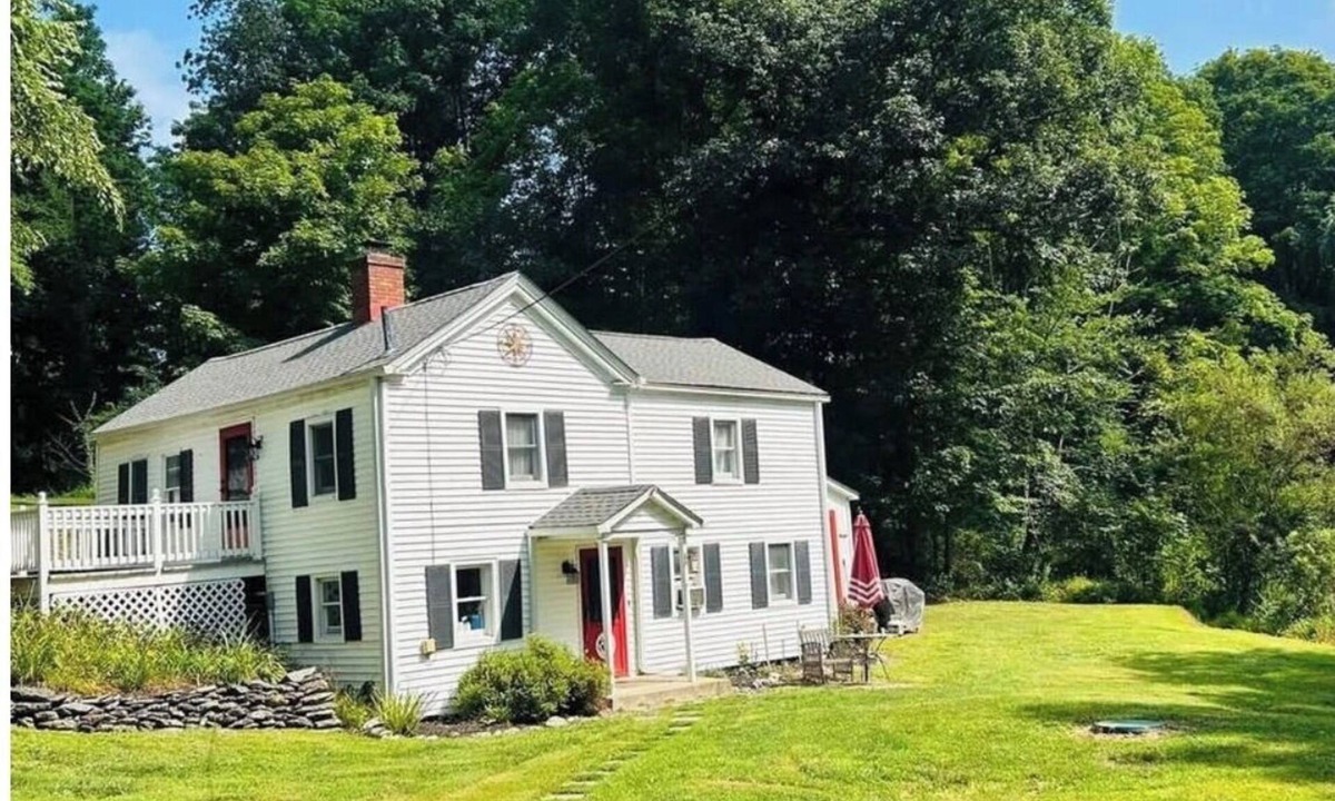 Lagrangeville Cottage | Fabulous 2-bedroom Creekside cottage on the historic Collins Estate.