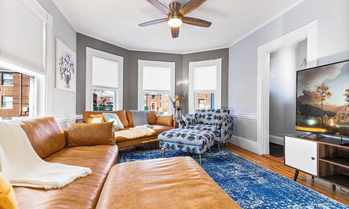 South Side House | Family-Friendly 4BR, 2B Near Boston, Walk to Moody St, Free Parking, Fast WIFI