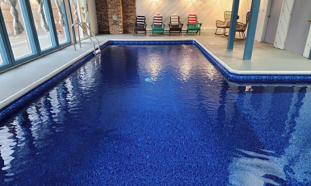 Janesville House | *Family Retreat* *Indoor Pool* *Arcade*