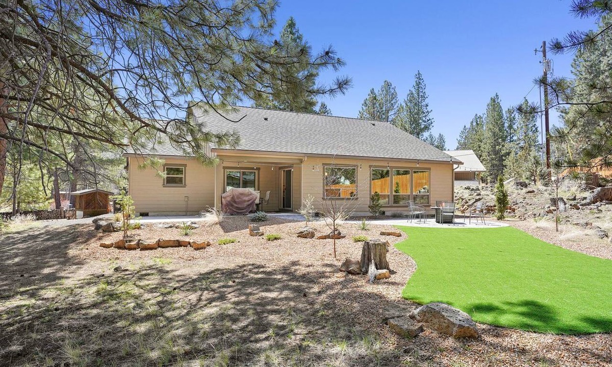 Deschutes River Woods Cottage | Fantastic Glamping Getaway to Oregon: Luxury Cottage with a Hot Tub in Bend near the Deschutes National Forest