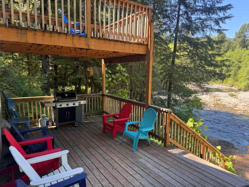 Zigzag House | Fantastic river cabin near Mount Hood with private hot tub firepit & wood stove