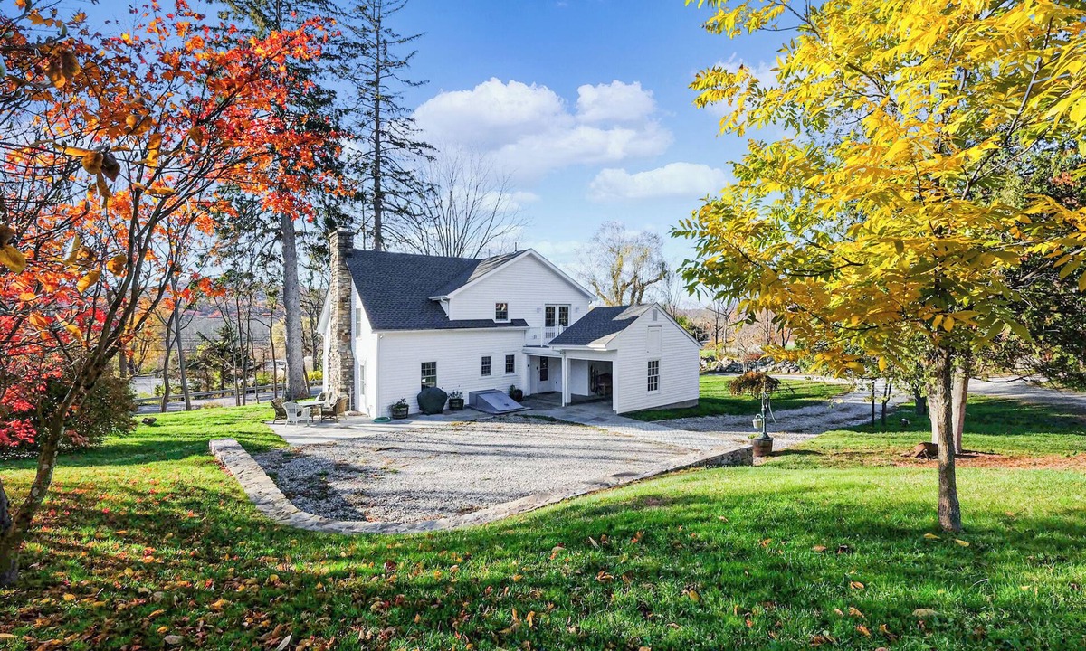 Putnam Lake House | Farmhouse & Private yard in Patterson NY
