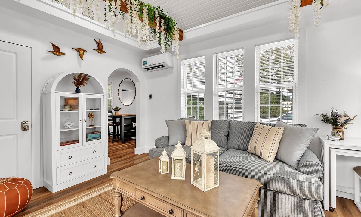 Pass-a-Grille House | 🐬Full Triplex-La Barra🌴Walk to Beach/Restaurants🍹Great for Larger Families