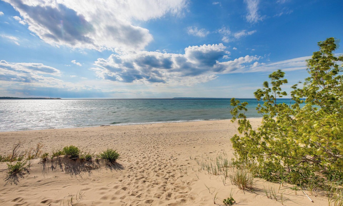 Maple City Apartment | Glen Arbor Riverfront Retreat: Steps to Beach!