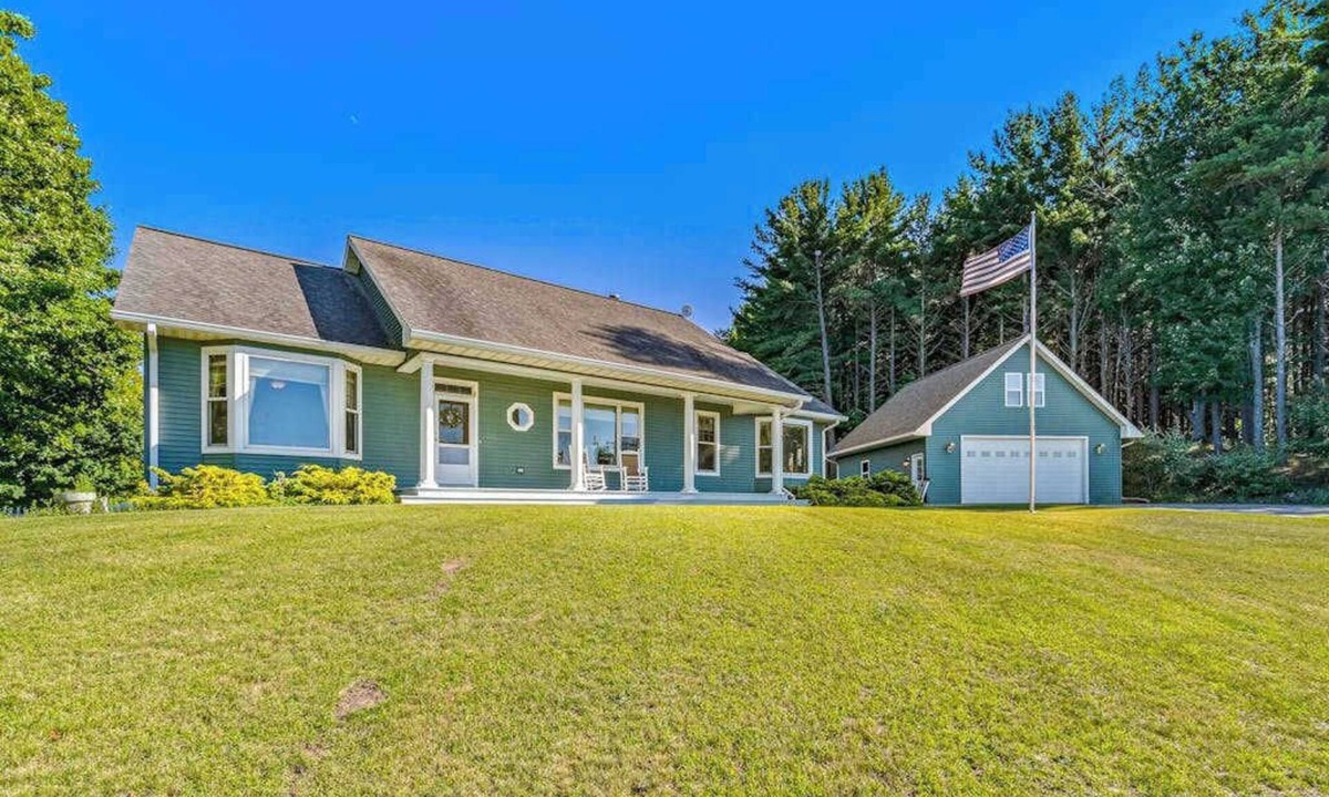 Arcadia House | Gorgeous, dog-friendly home near the lake with fireplace, grill & washer/dryer