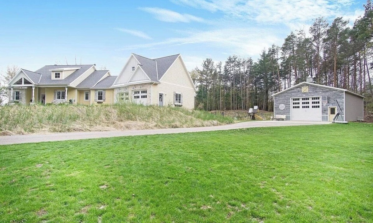 Saugatuck House | Gorgeous private farmhouse! Heated pool, hot tub & barn in winter. Sleeps 25
