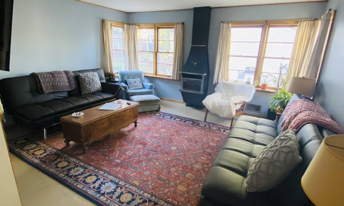 Bryn Mawr Cottage | Grandma's Comfy Vintage Cottage w/Fireplace ~ BBQ & Firepit