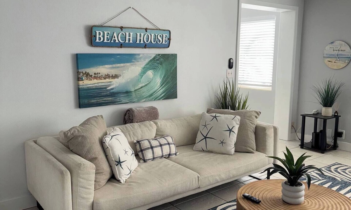 Ilexhurst Condo | Great location on Holmes Beach! 2 bdrm Condo Steps to the Beach! Heated pool!